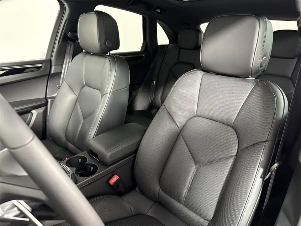 2025 Porsche Macan - Image 6 of 7