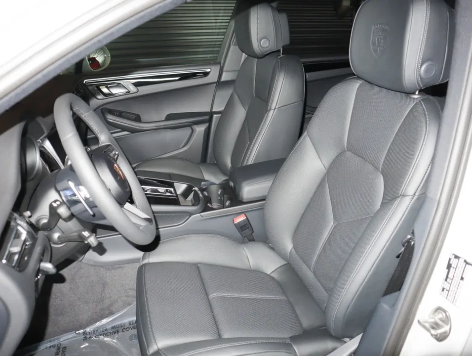 2025 Porsche Macan - Image 6 of 6