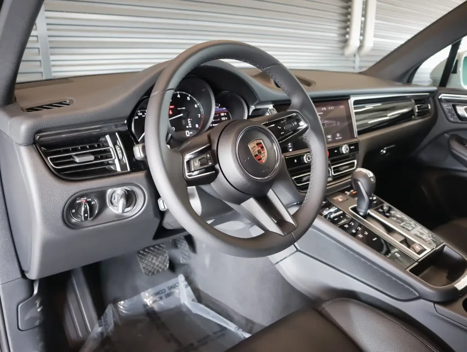 2025 Porsche Macan - Image 5 of 6