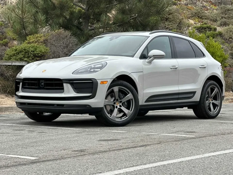 2025 Porsche Macan - Image 2 of 7