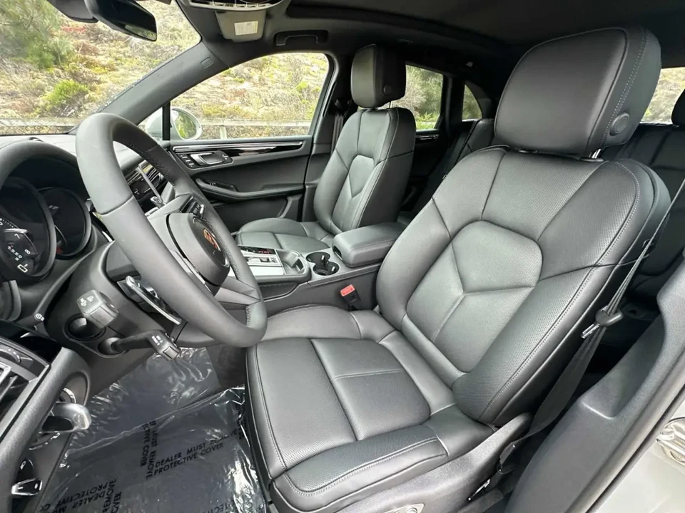 2025 Porsche Macan - Image 6 of 7