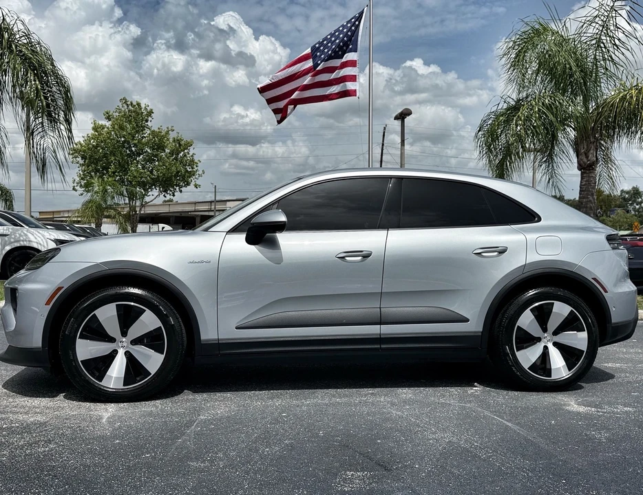 2025 Porsche Macan - Image 2 of 12