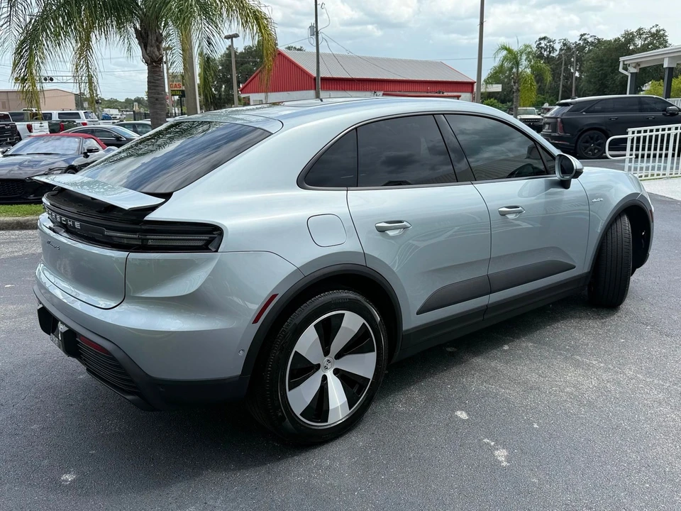 2025 Porsche Macan Electric - Image 10 of 12