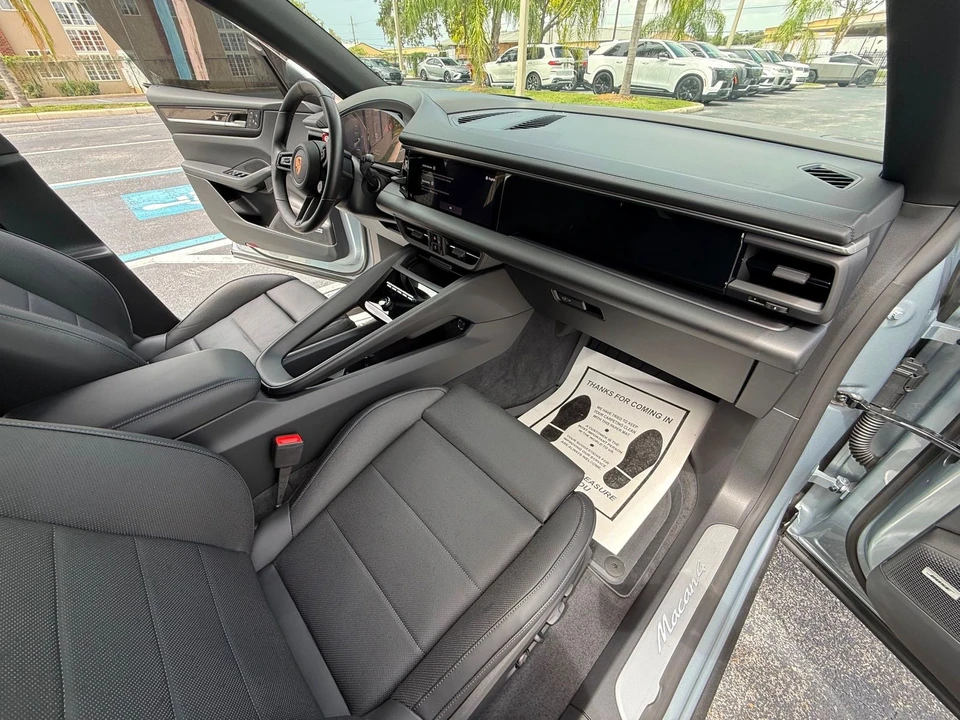 2025 Porsche Macan Electric - Image 9 of 12