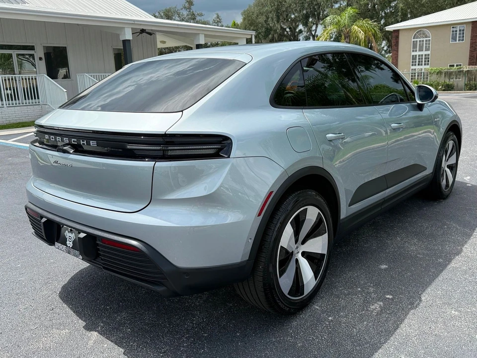 2025 Porsche Macan Electric - Image 8 of 12