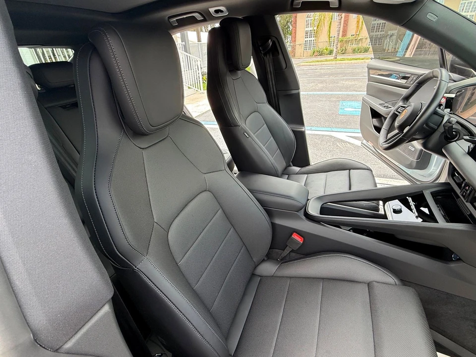 2025 Porsche Macan Electric - Image 5 of 12