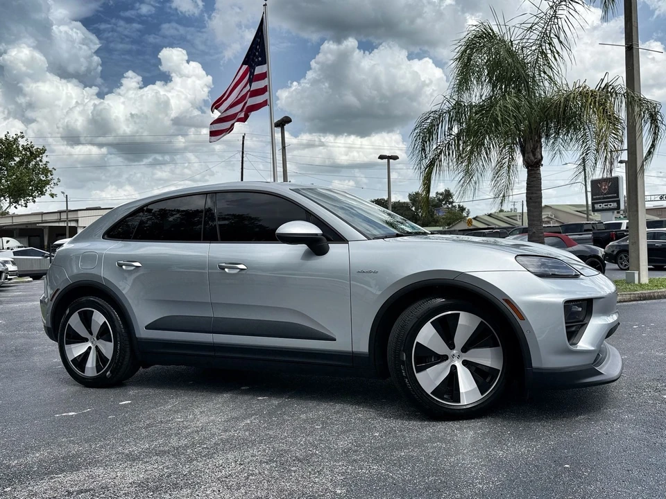 2025 Porsche Macan Electric - Image 12 of 12