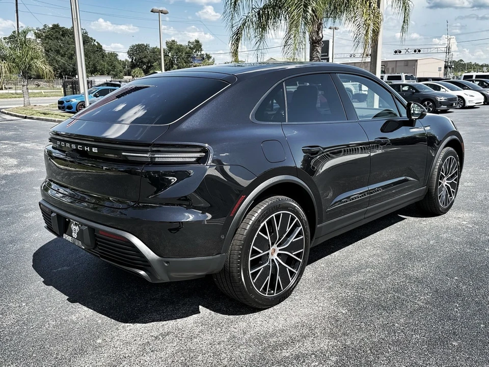 2025 Porsche Macan Electric - Image 7 of 12