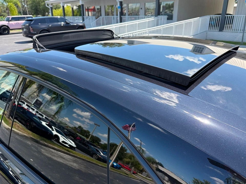 2025 Porsche Macan Electric - Image 8 of 12