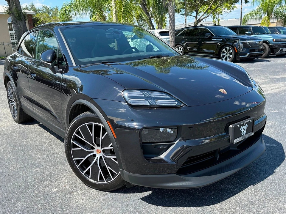 2025 Porsche Macan Electric - Image 9 of 12