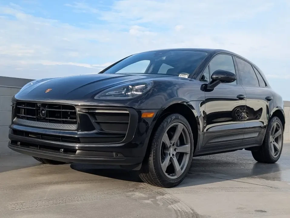 2025 Porsche Macan - Image 12 of 13