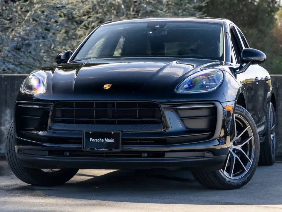 2025 Porsche Macan - Image 10 of 13