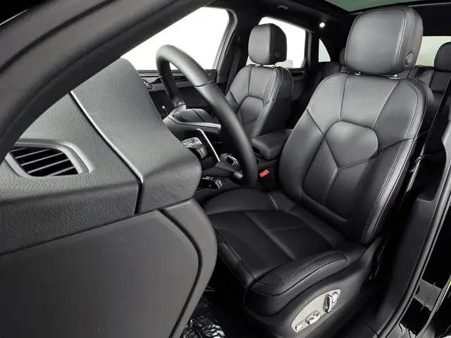 2025 Porsche Macan - Image 5 of 8