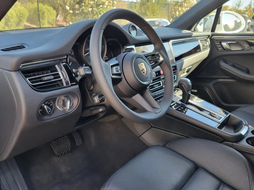 2025 Porsche Macan - Image 4 of 13