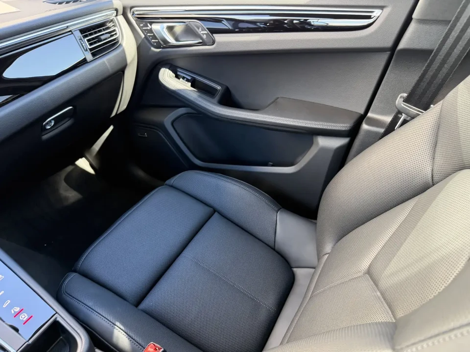 2025 Porsche Macan - Image 4 of 6