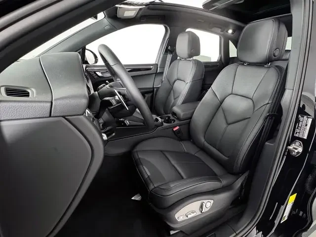 2025 Porsche Macan - Image 5 of 6