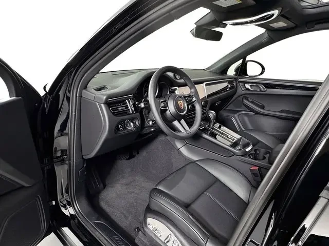 2025 Porsche Macan - Image 4 of 6