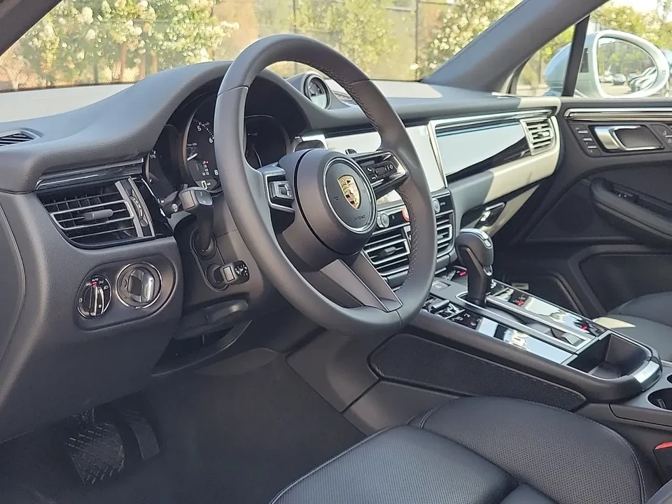 2025 Porsche Macan - Image 5 of 6
