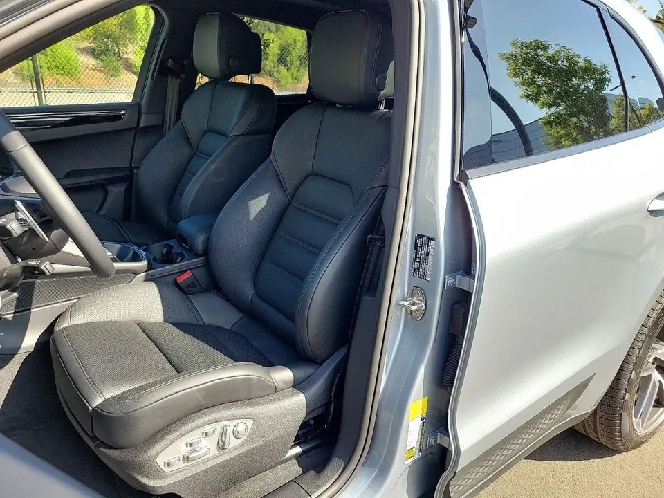 2025 Porsche Macan - Image 6 of 6