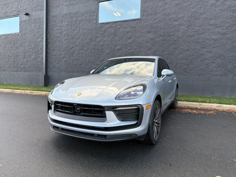 2025 Porsche Macan - Image 11 of 13