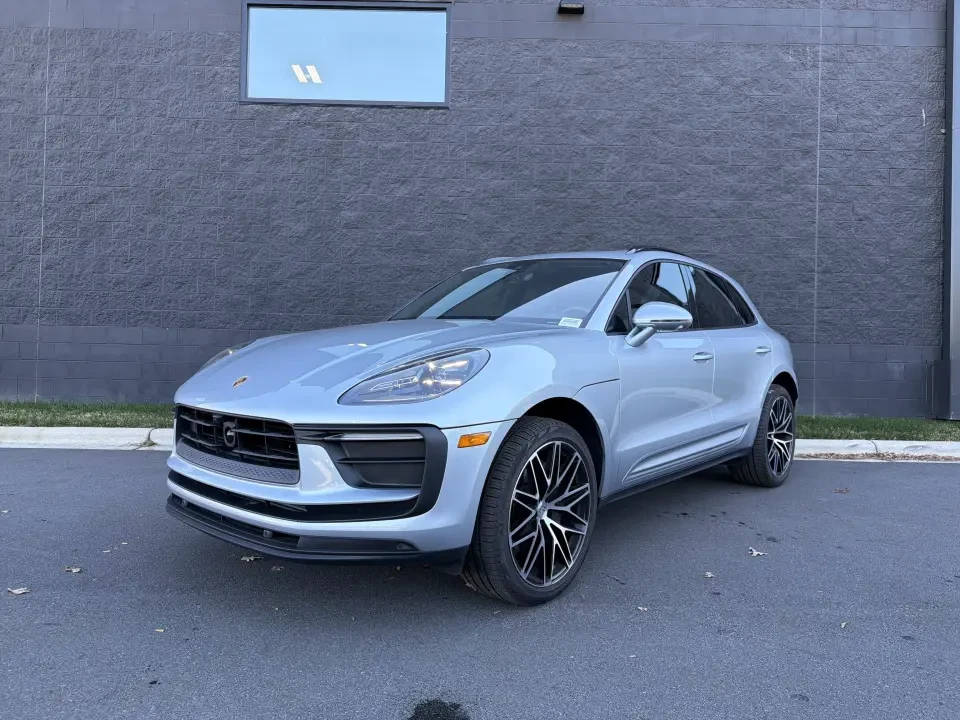 2025 Porsche Macan - Image 12 of 13