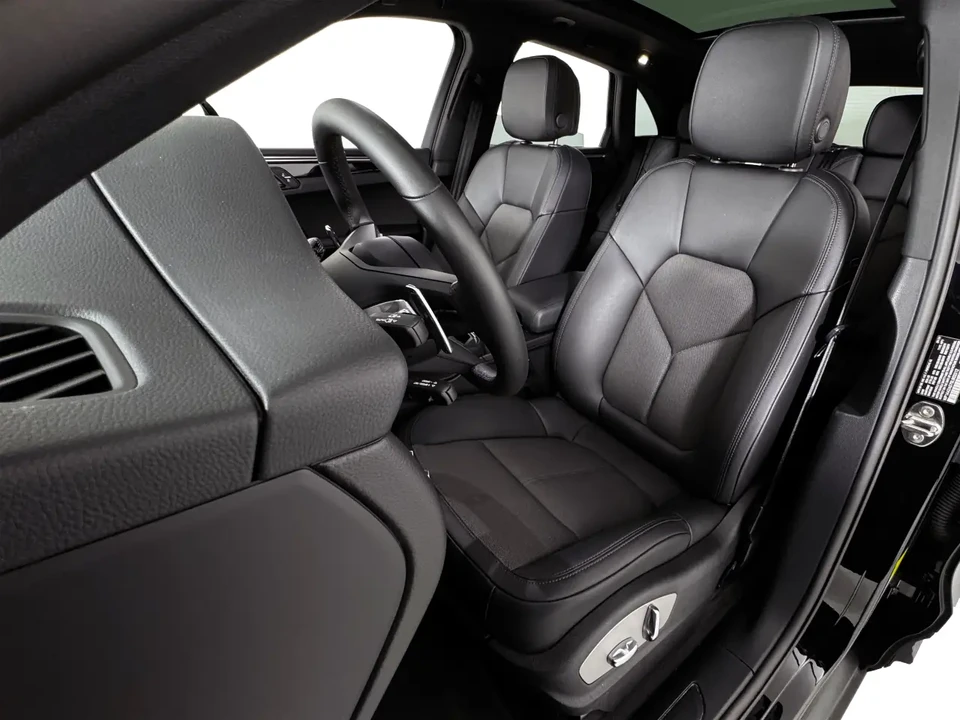 2025 Porsche Macan - Image 5 of 8