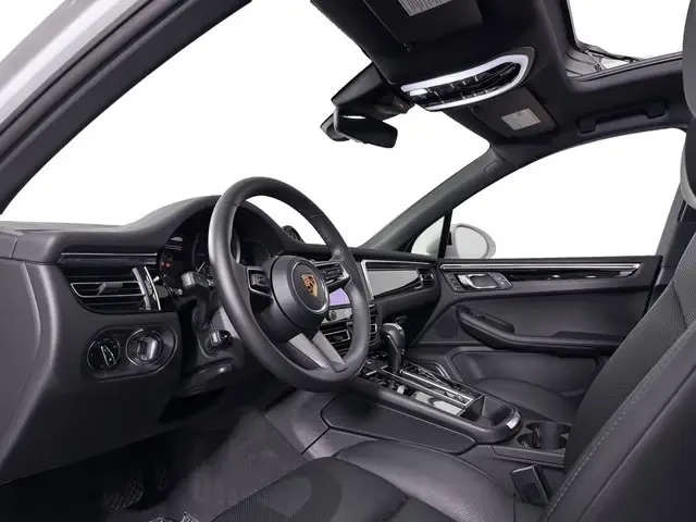 2025 Porsche Macan - Image 4 of 6