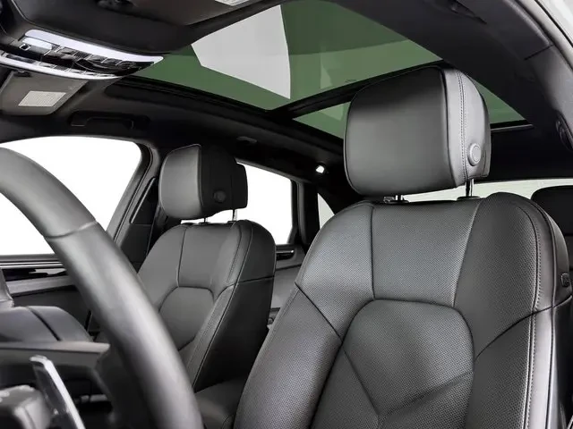 2025 Porsche Macan - Image 5 of 6