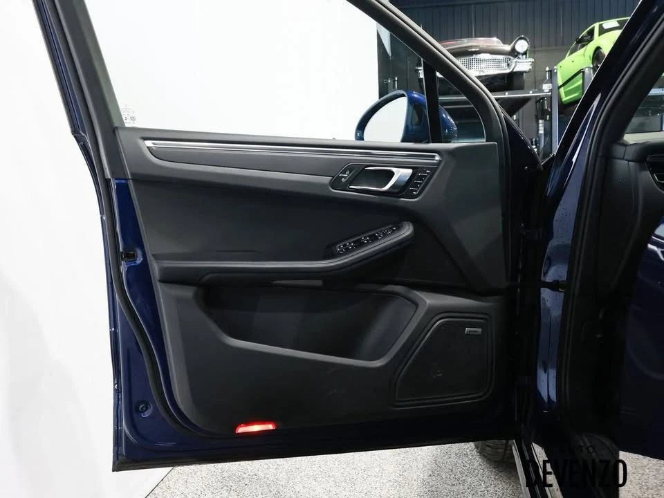 2025 Porsche Macan - Image 11 of 20