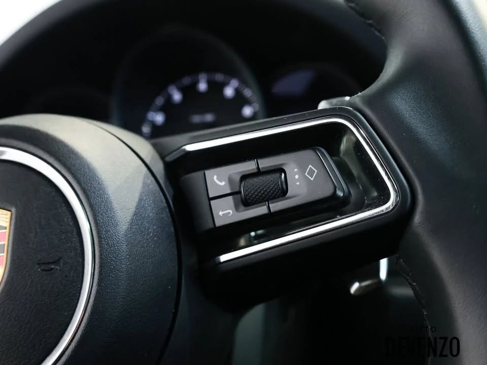2025 Porsche Macan - Image 17 of 20