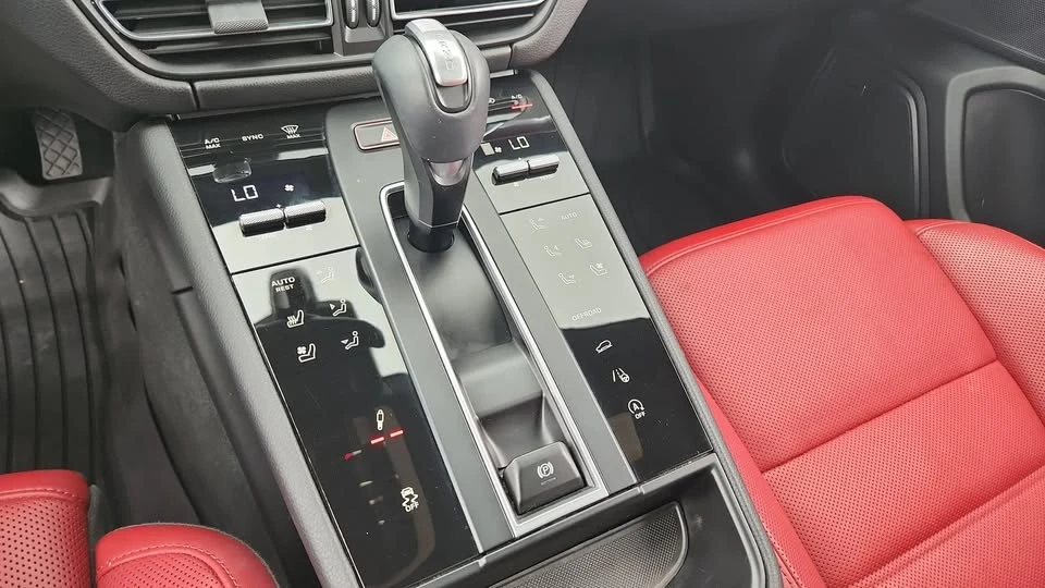 2025 Porsche Macan S - Image 9 of 15