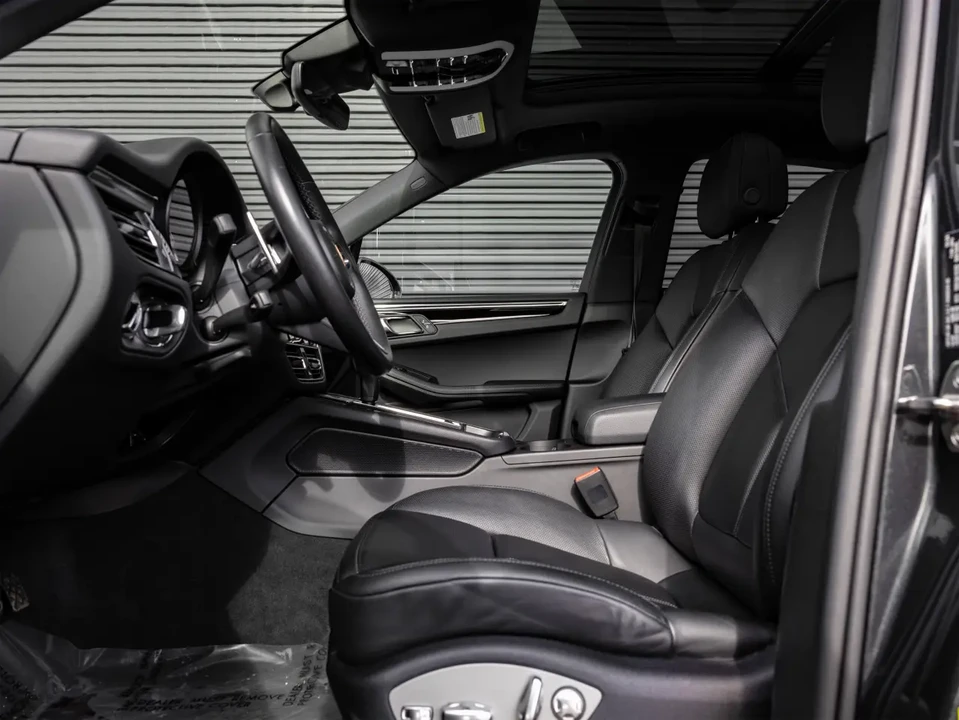 2025 Porsche Macan S - Image 5 of 6