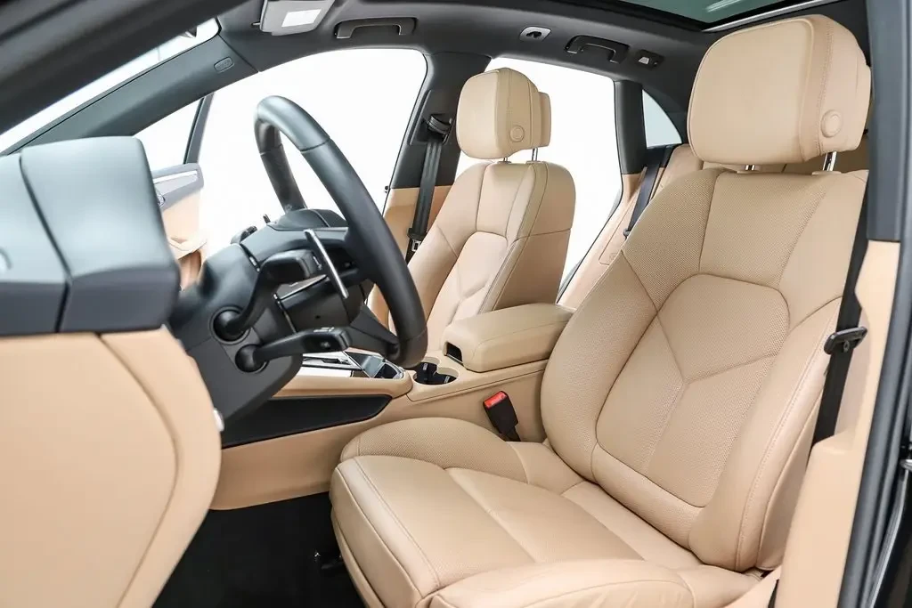2025 Porsche Macan S - Image 5 of 6
