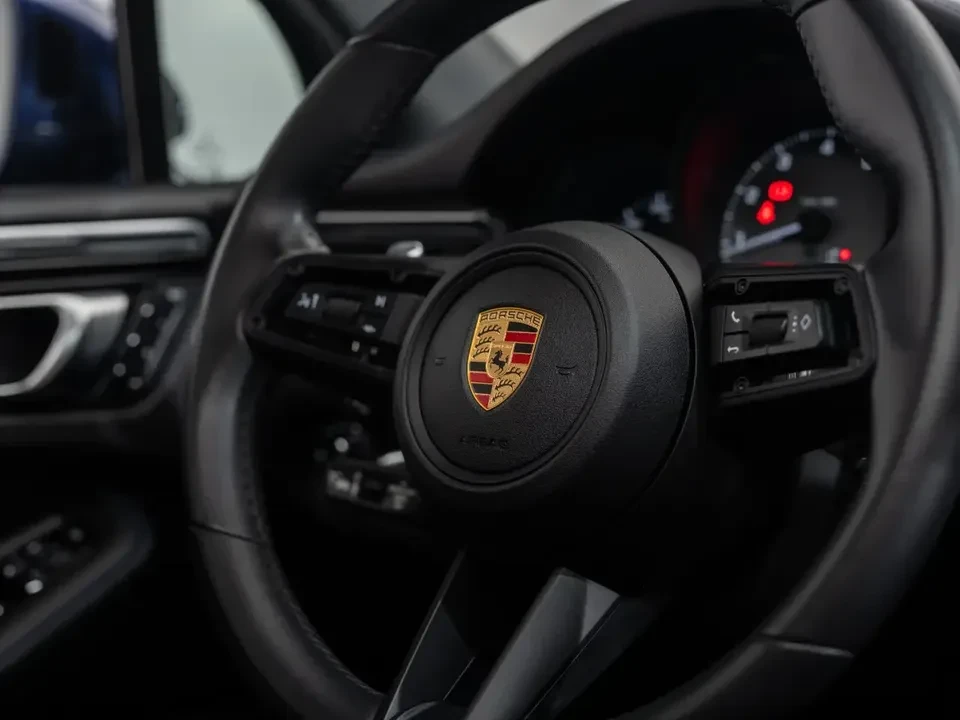 2025 Porsche Macan S - Image 18 of 20