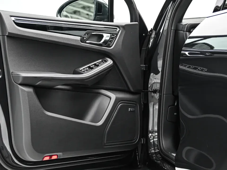 2025 Porsche Macan S - Image 16 of 20