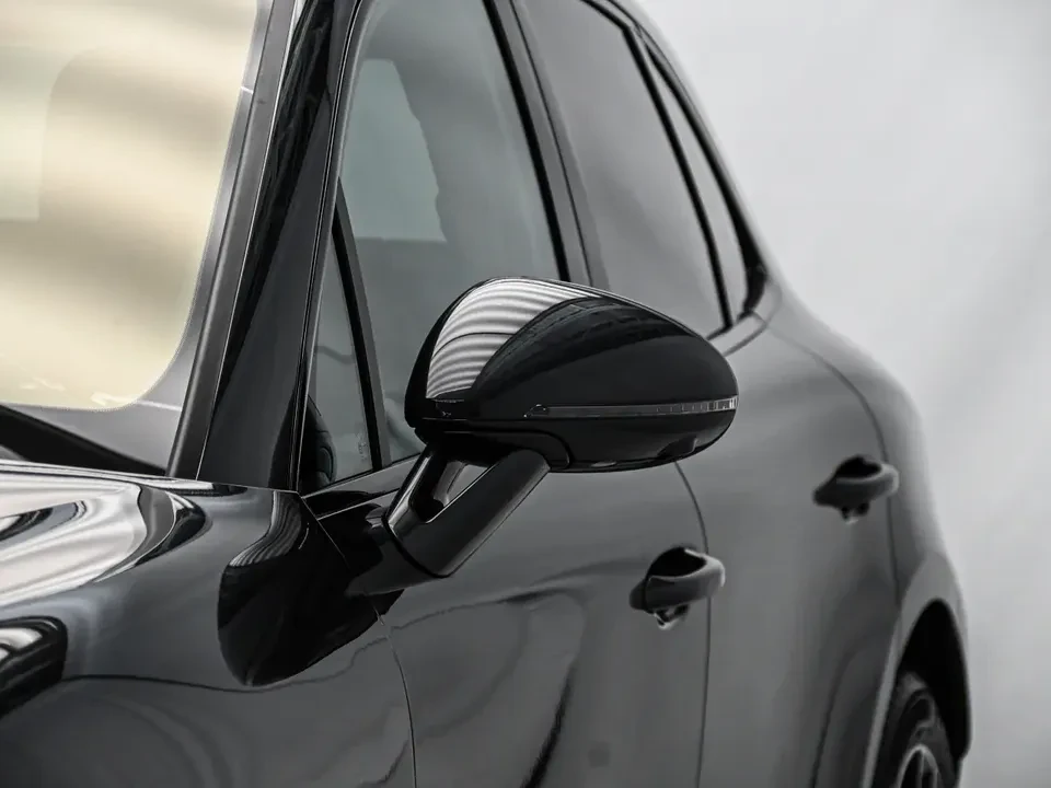 2025 Porsche Macan S - Image 9 of 20