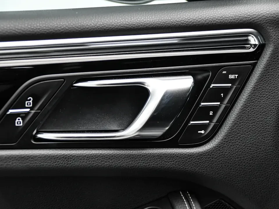 2025 Porsche Macan S - Image 18 of 20