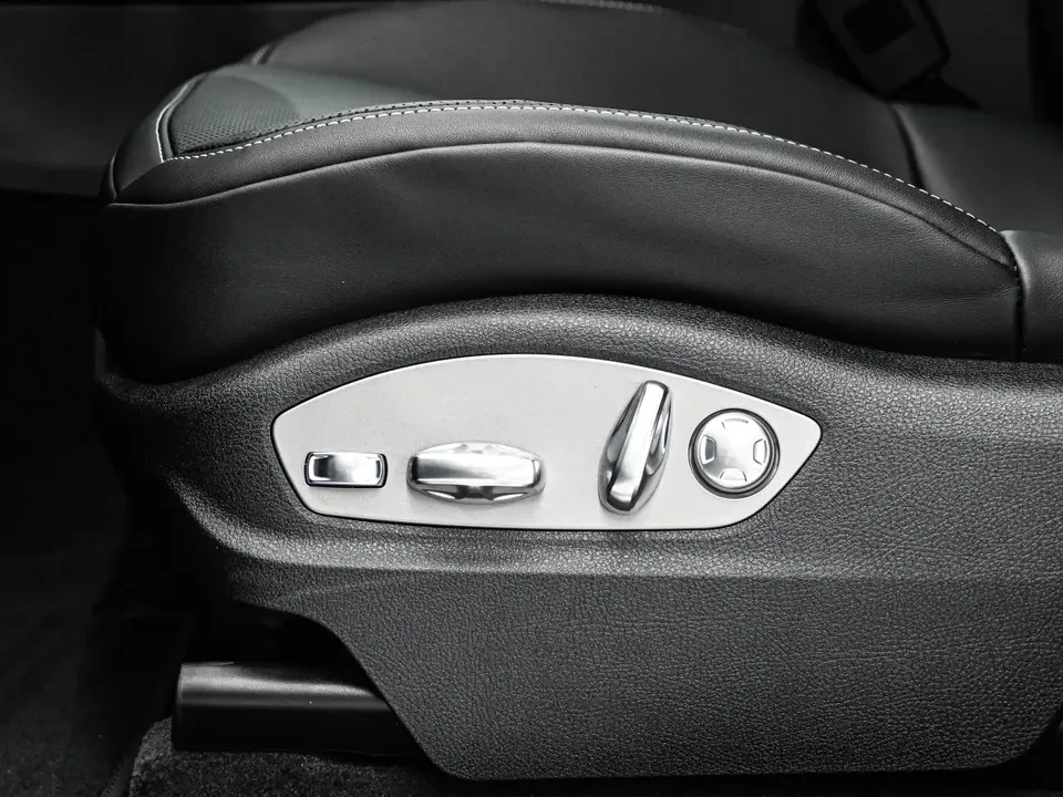2025 Porsche Macan S - Image 19 of 20