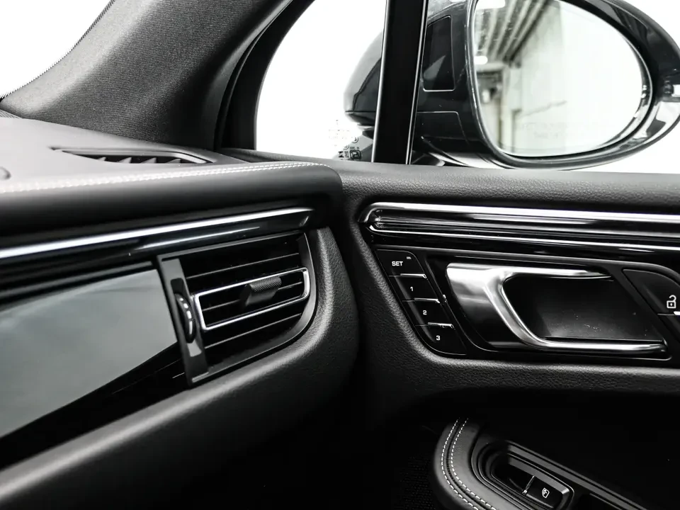 2025 Porsche Macan S - Image 17 of 20