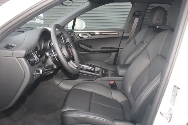 2025 Porsche Macan S - Image 5 of 6