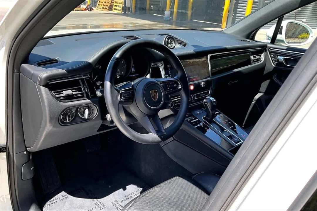 2025 Porsche Macan S - Image 4 of 4