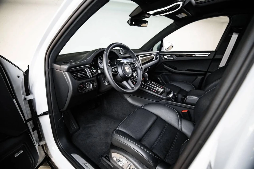 2025 Porsche Macan S - Image 4 of 5