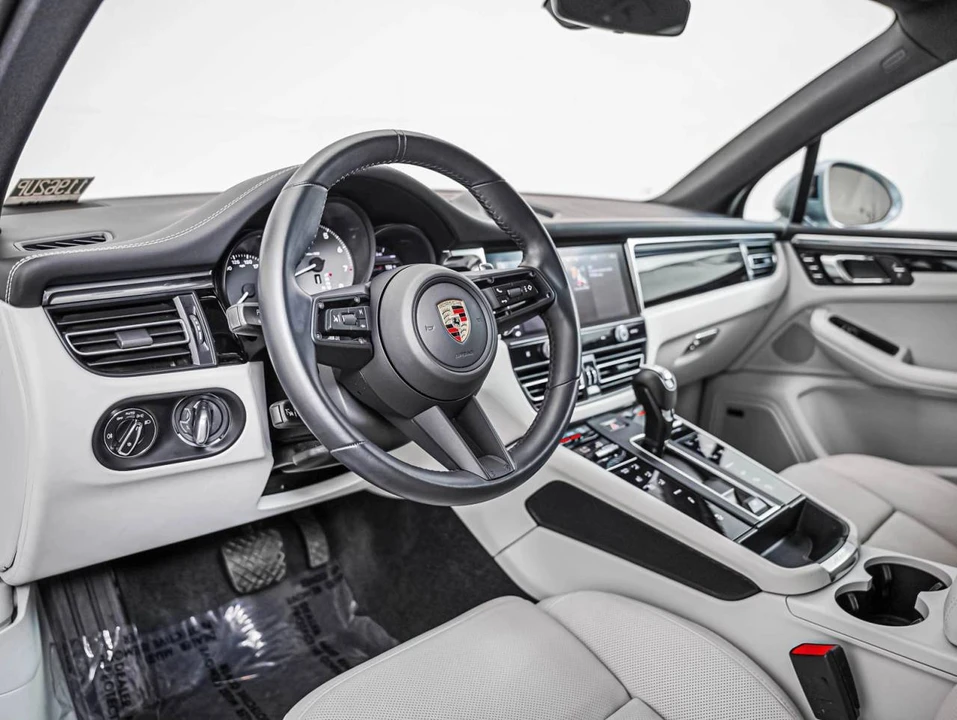 2025 Porsche Macan S - Image 4 of 5