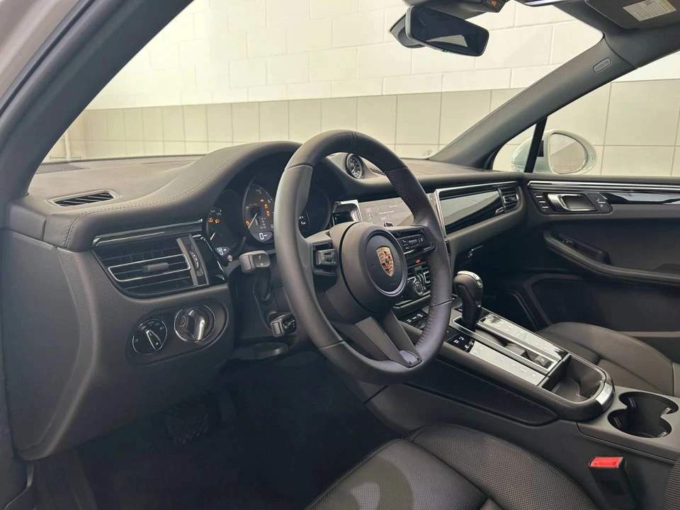 2025 Porsche Macan S - Image 4 of 5