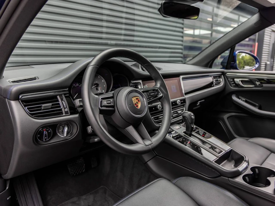 2025 Porsche Macan S - Image 4 of 5