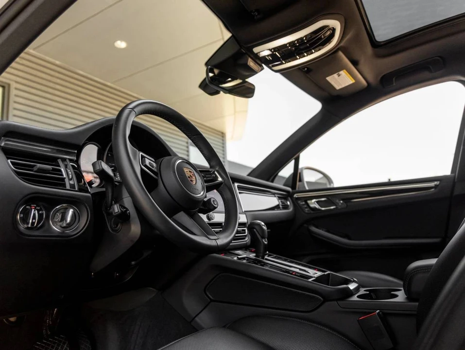 2025 Porsche Macan S - Image 4 of 5