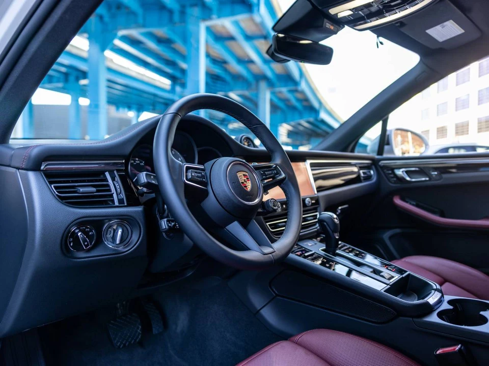 2025 Porsche Macan S - Image 4 of 5