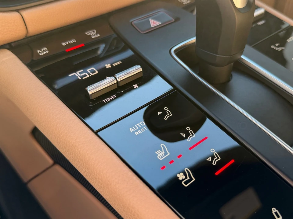 2025 Porsche Macan Electric - Image 20 of 31