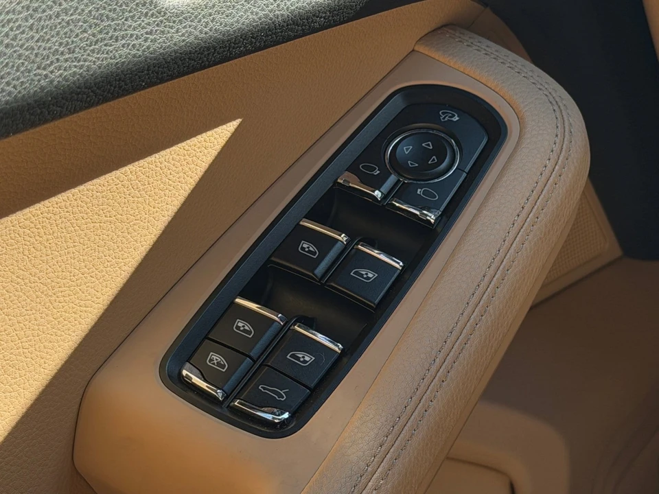 2025 Porsche Macan Electric - Image 16 of 31