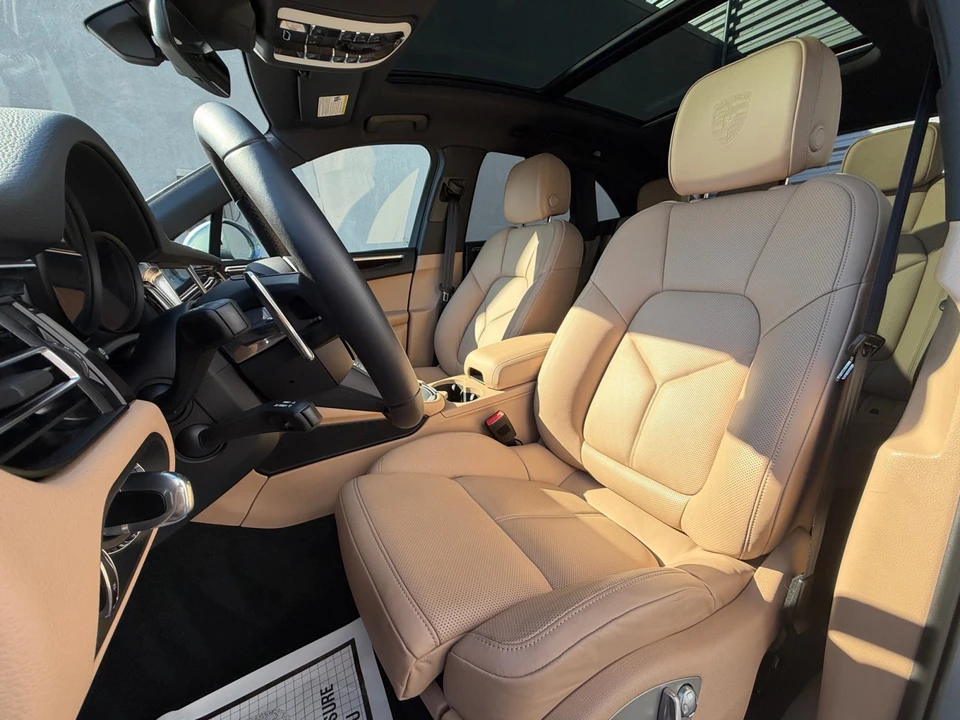 2025 Porsche Macan Electric - Image 17 of 31